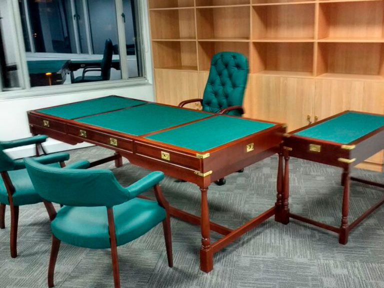 Mesa de reunión Kalapa con sillas tapizadas en verde