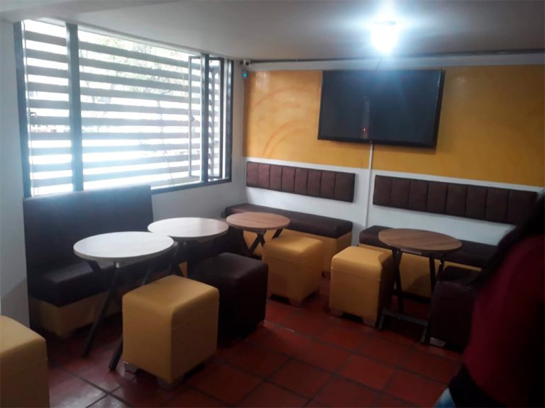 Muebles Kalapa: mesas redondas y asientos acolchados en área lounge