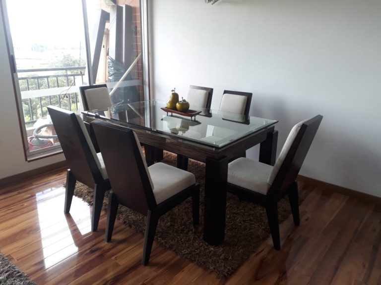 Tapizado Comedor Kalapa con mesa de vidrio y sillas acolchadas