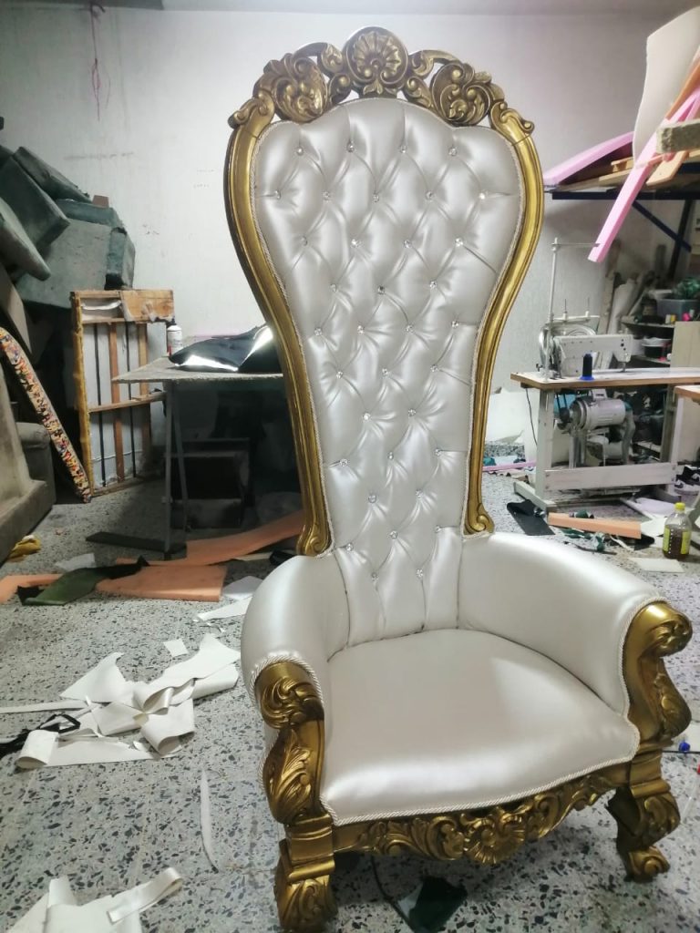 Sillón Kalapa de respaldo alto en capitoné blanco con marco dorado