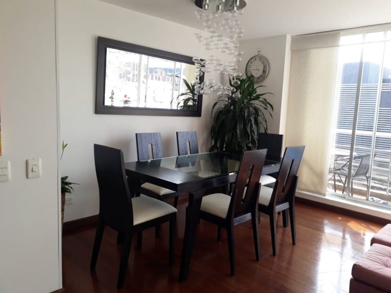 Tapizado Comedor Kalapa con mesa de vidrio y sillas de madera