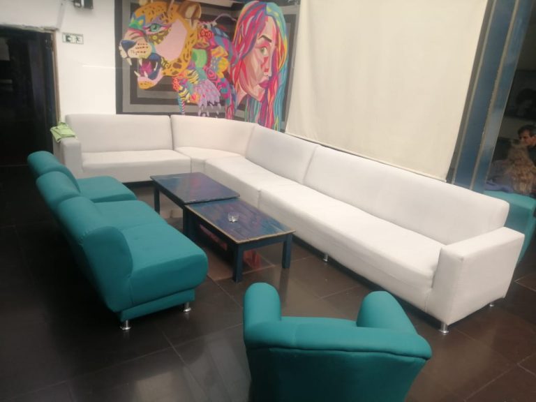 Tapizado Muebles Kalapa: sofá seccional y sillones en lounge moderno