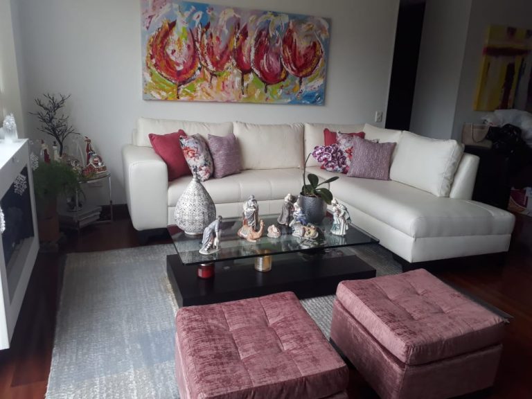 Tapizado Sofá seccional blanco Kalapa con decoración moderna