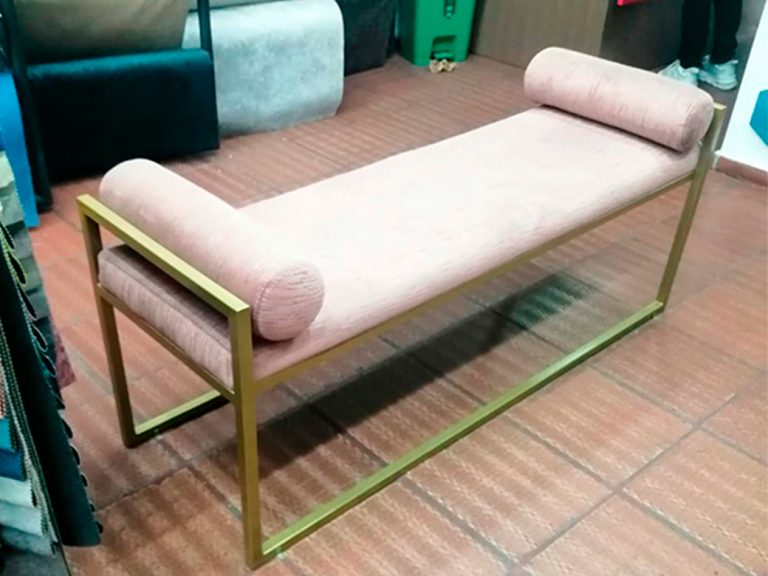 Banco tapizado Kalapa con estructura metálica dorada