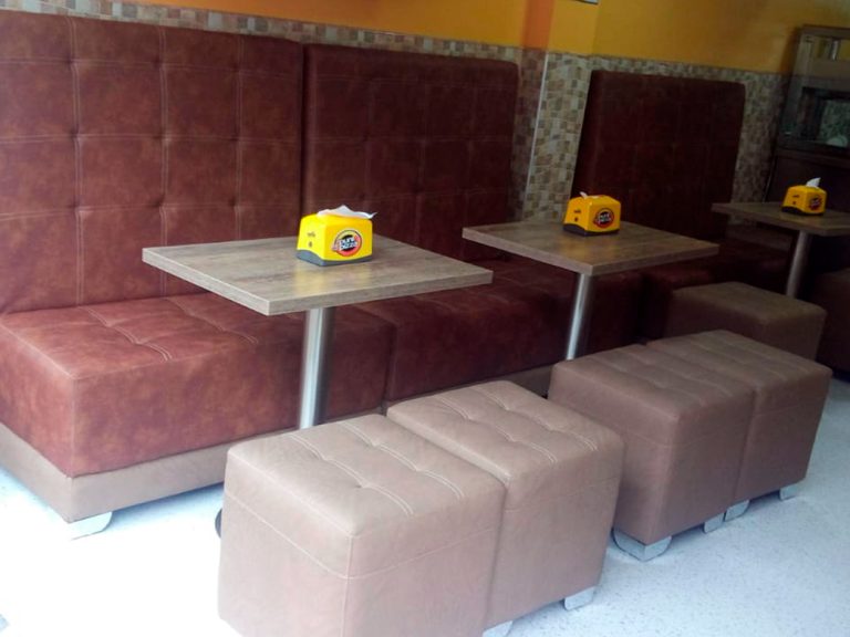 Muebles Kalapa: mesas y asientos de madera en área de comedor negocio
