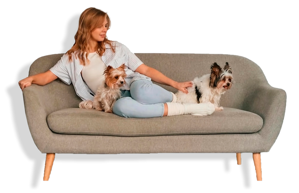 Mueble con modelo femenina con dos 2 perrros cómodos