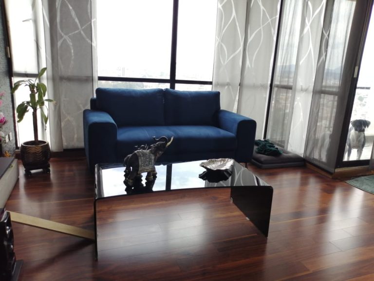 Tapizado Sofá azul Kalapa con mesa de centro en sala moderna